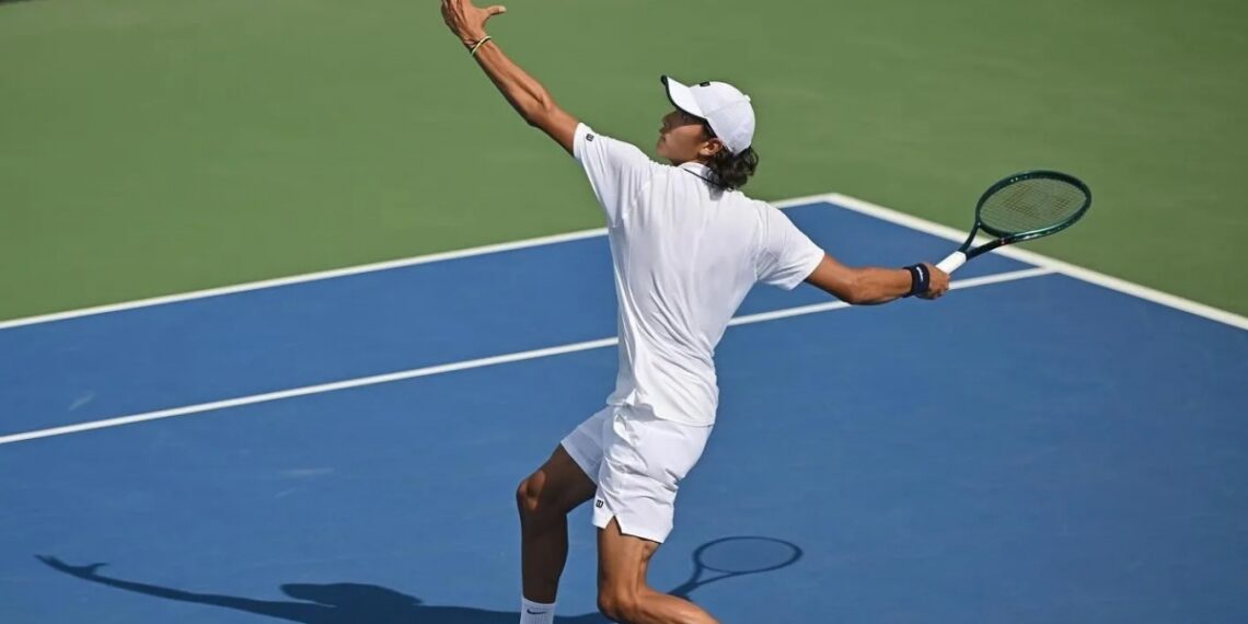 Теннисист Амир Омарханов сыграет в четвертьфинале турнира в Тунисе