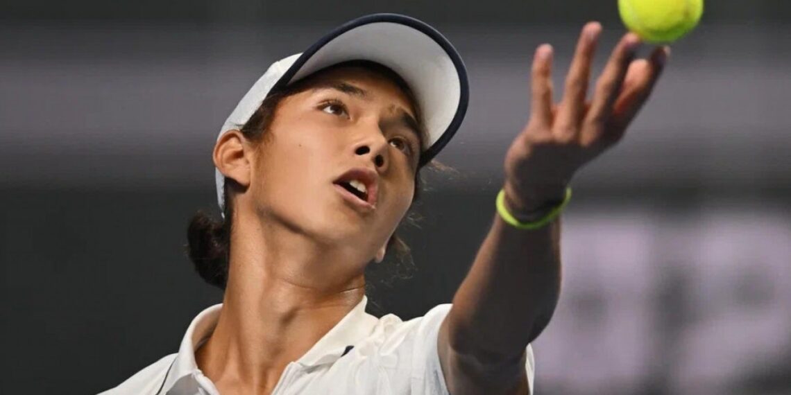 Амир Омарханов пробился в полуфинал теннисного турнира в Тунисе