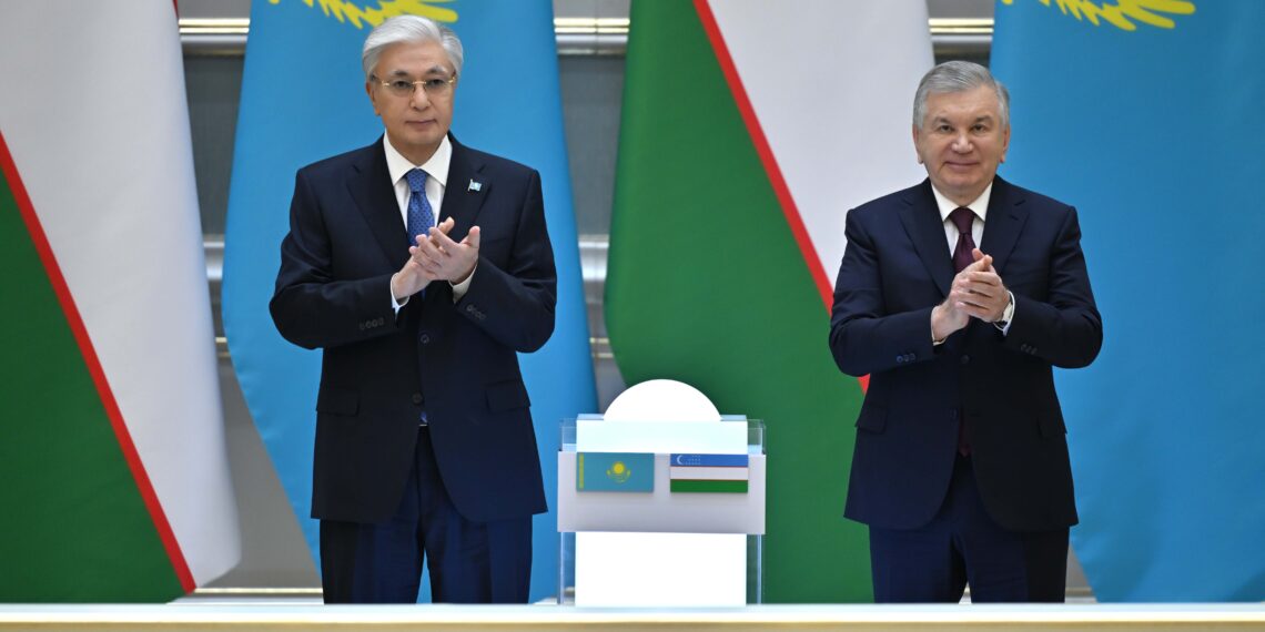 Токаев и Мирзиёев приняли участие в церемонии запуска совместных проектов