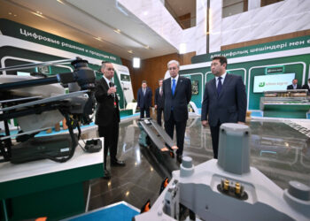 Глава государства осмотрел выставку цифровых решений в сфере сельского хозяйства