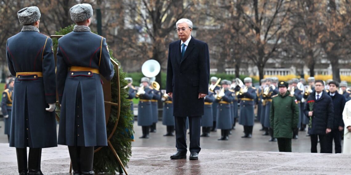 Президент Казахстана возложил цветы к памятнику-мемориалу «Могила неизвестного солдата»