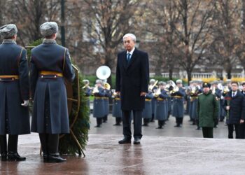 Президент Казахстана возложил цветы к памятнику-мемориалу «Могила неизвестного солдата»