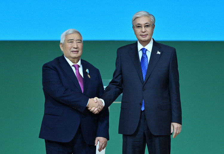 Токаев вручил государственные награды работникам сельского хозяйства