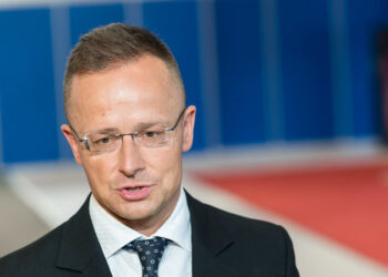 Глава МИД Венгрии призвал ЕС прекратить помощь Киеву на фоне коррупционного скандала