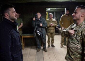 Владимир Зеленский вручил награды нацгвардейцам с нацистской символикой на знаках различия