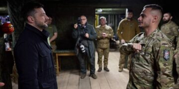 Владимир Зеленский вручил награды нацгвардейцам с нацистской символикой на знаках различия