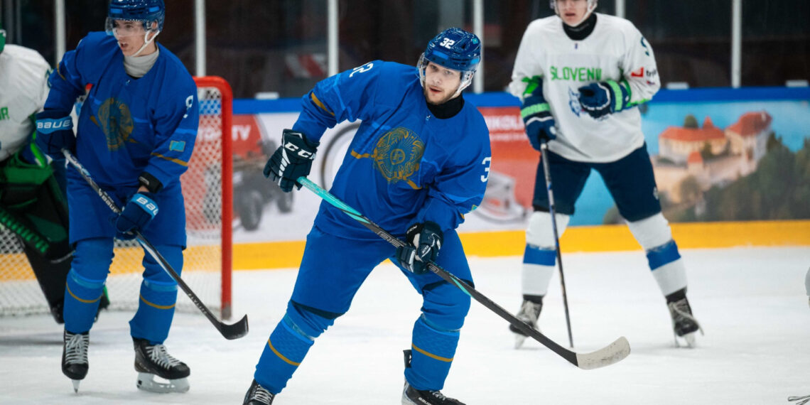 Команда Казахстана по хоккею одержала первую победу на молодежном ЧМ в Словении