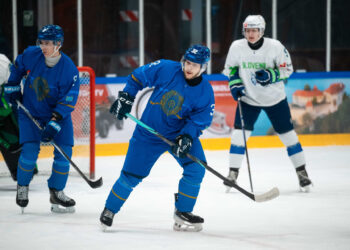 Команда Казахстана по хоккею одержала первую победу на молодежном ЧМ в Словении