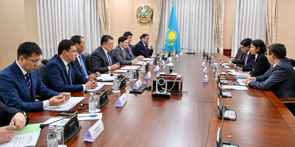 Вице-премьер Казахстана обсудил с руководством АБР реализацию инвестиционных проектов