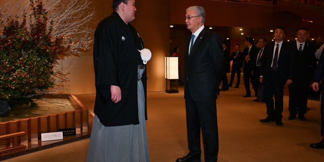 Токаев встретился с профессиональным борцом сумо из Казахстана