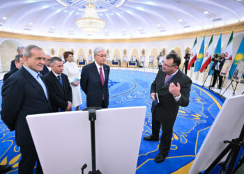 Президенты Ирана и Казахстана осмотрели выставку древних рукописей