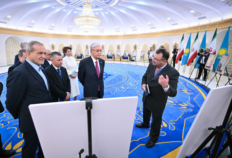 Президенты Ирана и Казахстана осмотрели выставку древних рукописей