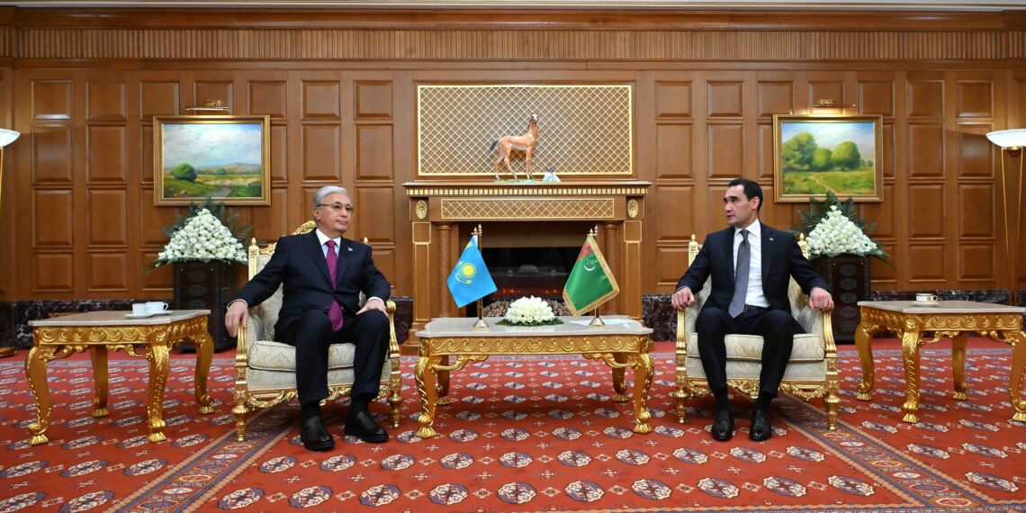 Токаев провел в Ашхабаде встречу с президентом Туркменистана
