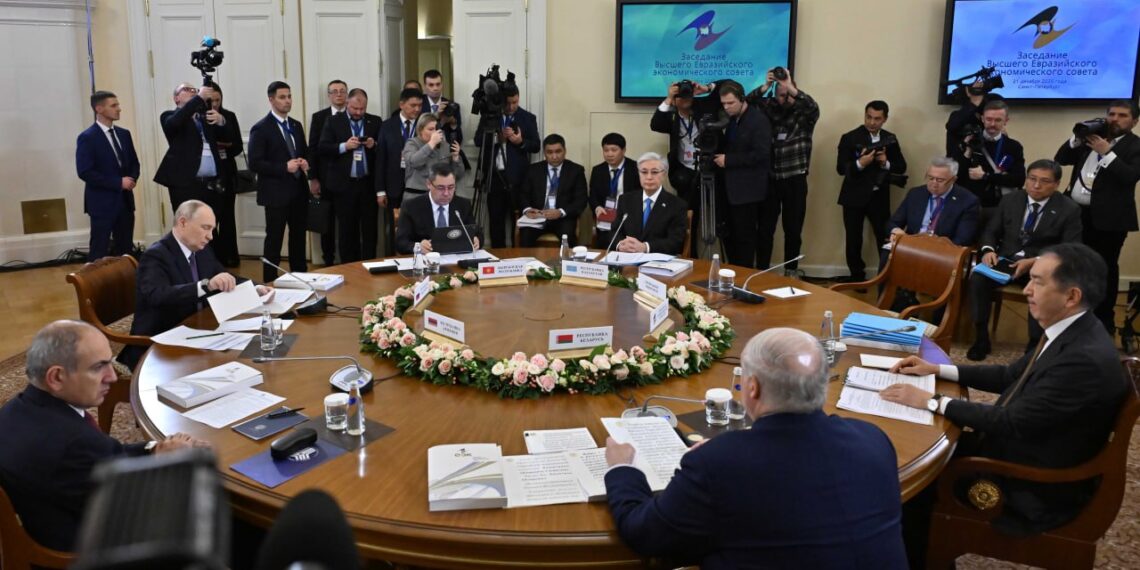 Токаев принял участие в заседании Высшего Евразийского экономического совета в узком составе