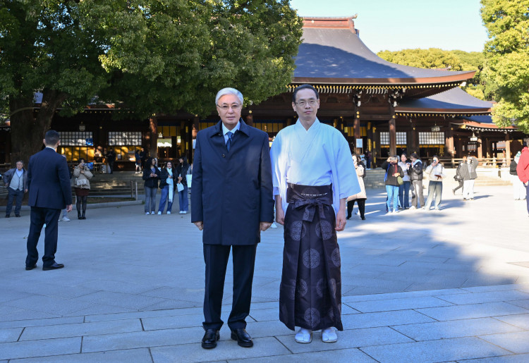 Президент Казахстана в рамках визита в Японию посетил храм Мэйджи Джингу