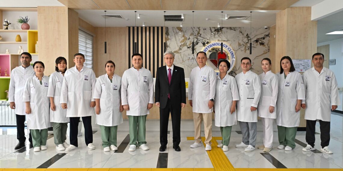 Глава государства ознакомился с работой аритмологической клиники в Таразе