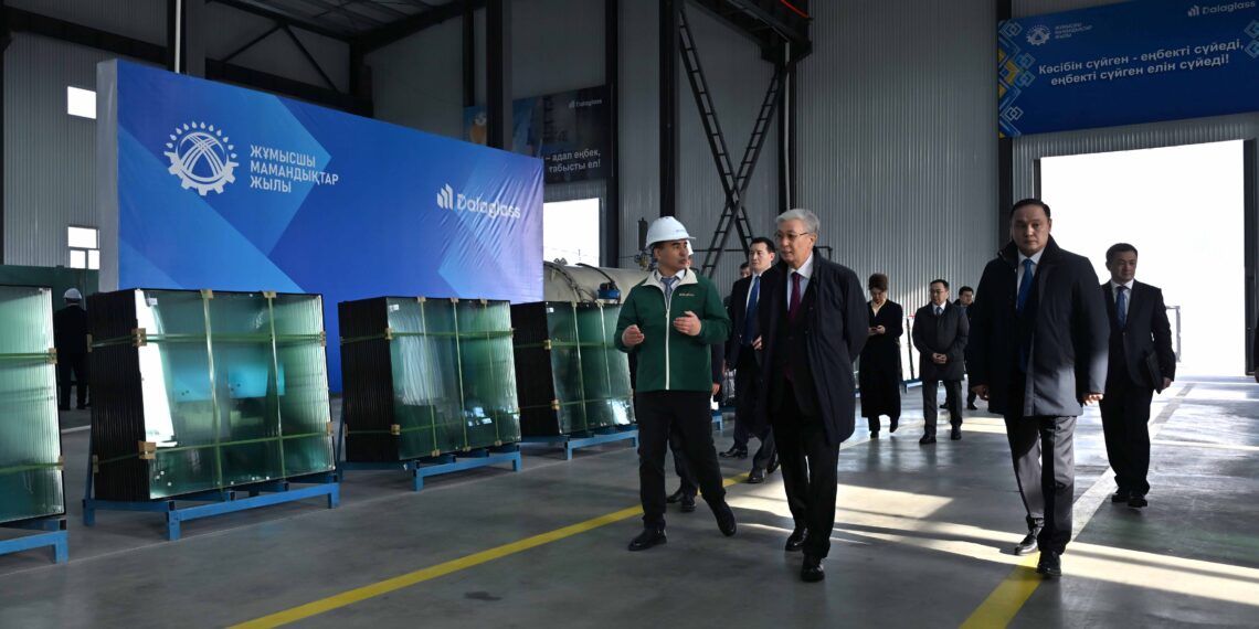 Касым-Жомарт Токаев посетил предприятие по производству закаленного стекла