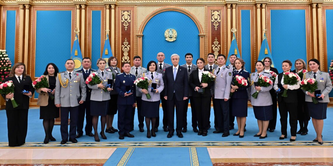 Токаев вручил ключи от квартир сотрудникам прокуратуры и силовых структур