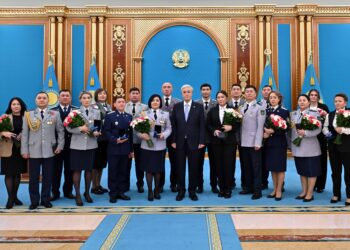 Токаев вручил ключи от квартир сотрудникам прокуратуры и силовых структур