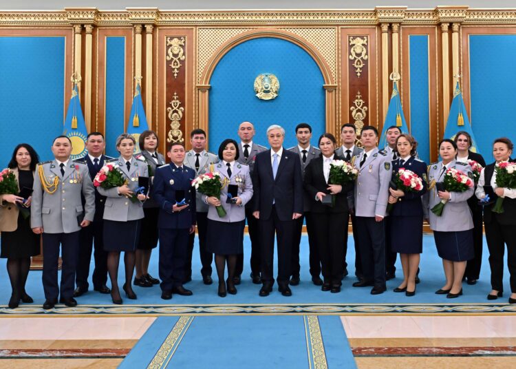 Токаев вручил ключи от квартир сотрудникам прокуратуры и силовых структур