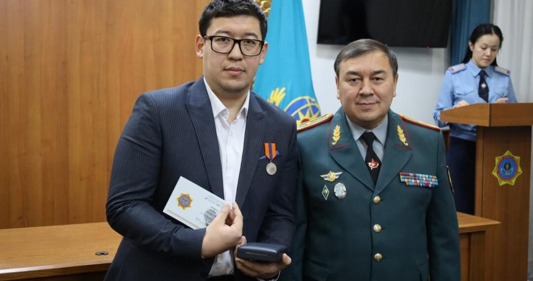 Житель Астаны получил награду за спасение провалившегося под лед человека