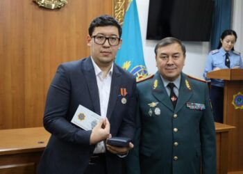 Житель Астаны получил награду за спасение провалившегося под лед человека