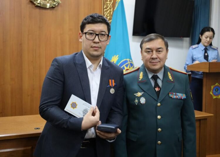 Житель Астаны получил награду за спасение провалившегося под лед человека