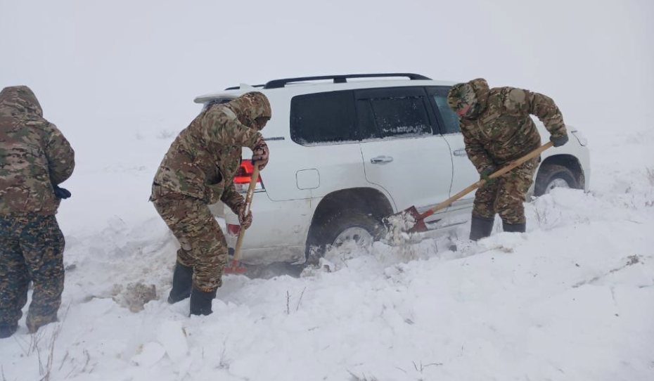 За минувшие пять суток спасатели МЧС спасли и эвакуировали из снежных заносов 257 человек