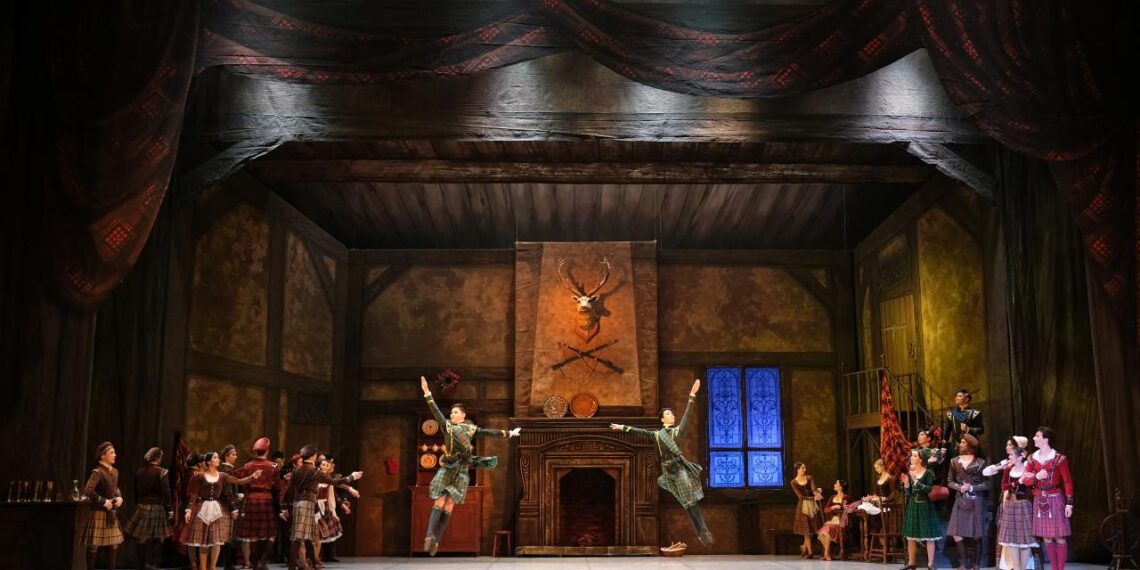 Театр имени Абая выступит в Сингапуре с программой из двух отделений