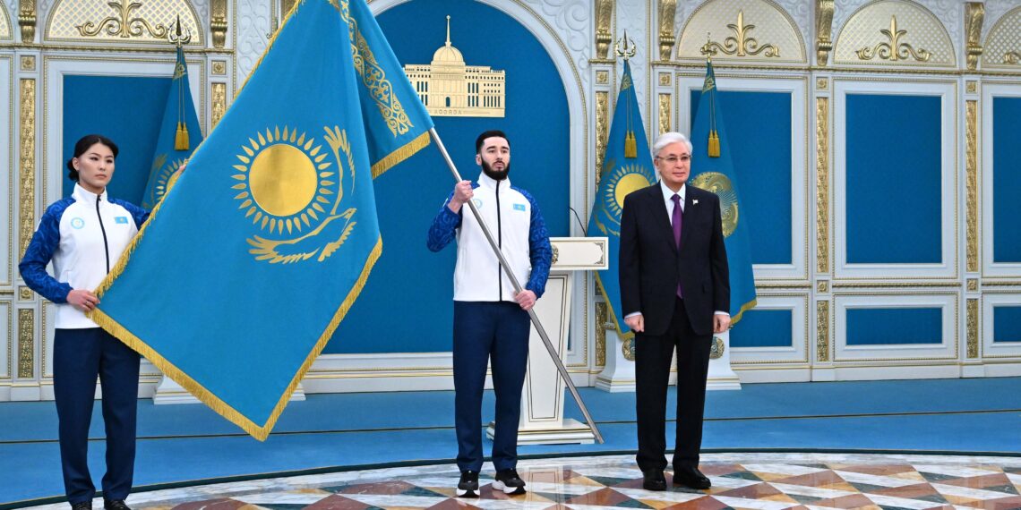 Токаев вручил Государственный флаг знаменосцам олимпийской и паралимпийской команд РК