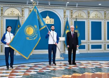 Токаев вручил Государственный флаг знаменосцам олимпийской и паралимпийской команд РК