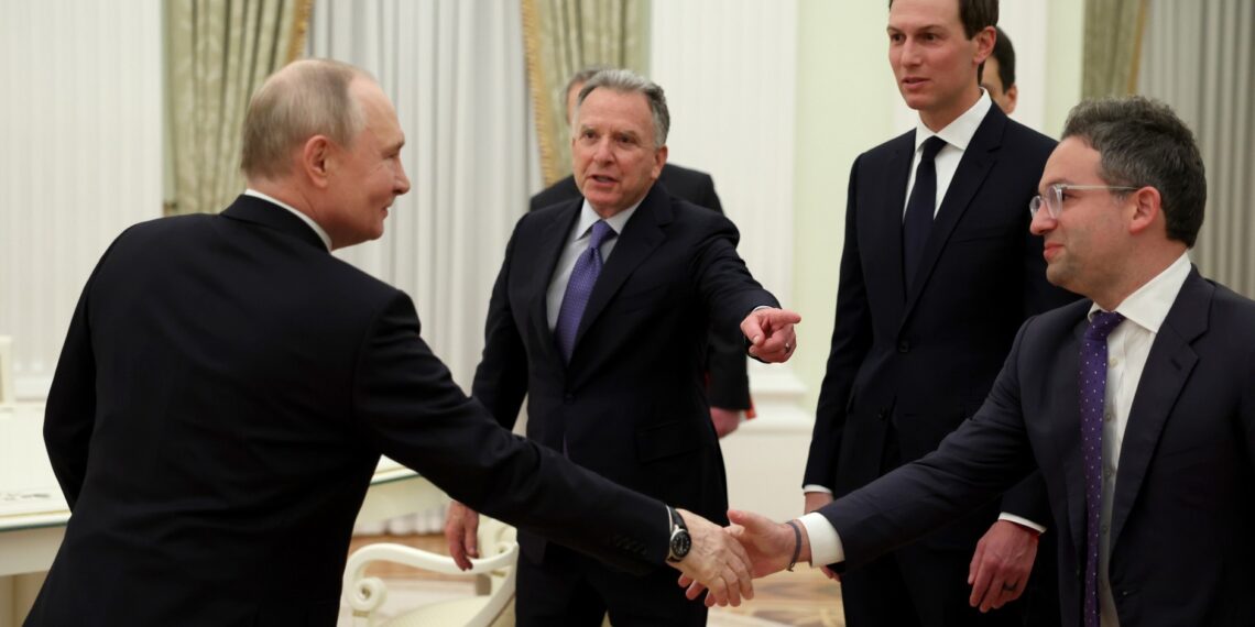 Помощник президента России Юрий Ушаков поделился деталями встречи Владимира Путина с делегацией США