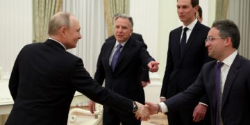 Помощник президента России Юрий Ушаков поделился деталями встречи Владимира Путина с делегацией США