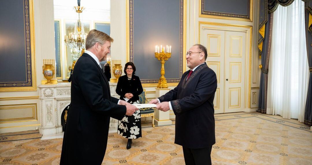 Посол Казахстана вручил верительные грамоты королю Нидерландов