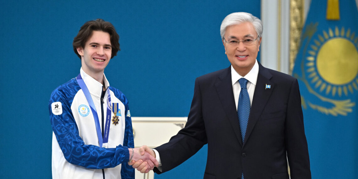 Касым-Жомарт Токаев наградил чемпиона ХХV зимних Олимпийских игр Михаила Шайдорова