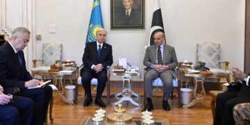 Токаев и премьер Пакистана провели переговоры в узком составе