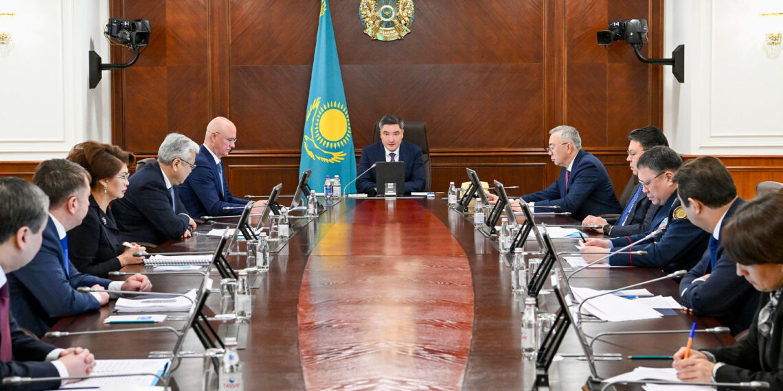 Бектенов провел совещание по вопросу организации разъяснительной работы в контексте обсуждения проекта новой Конституции РК