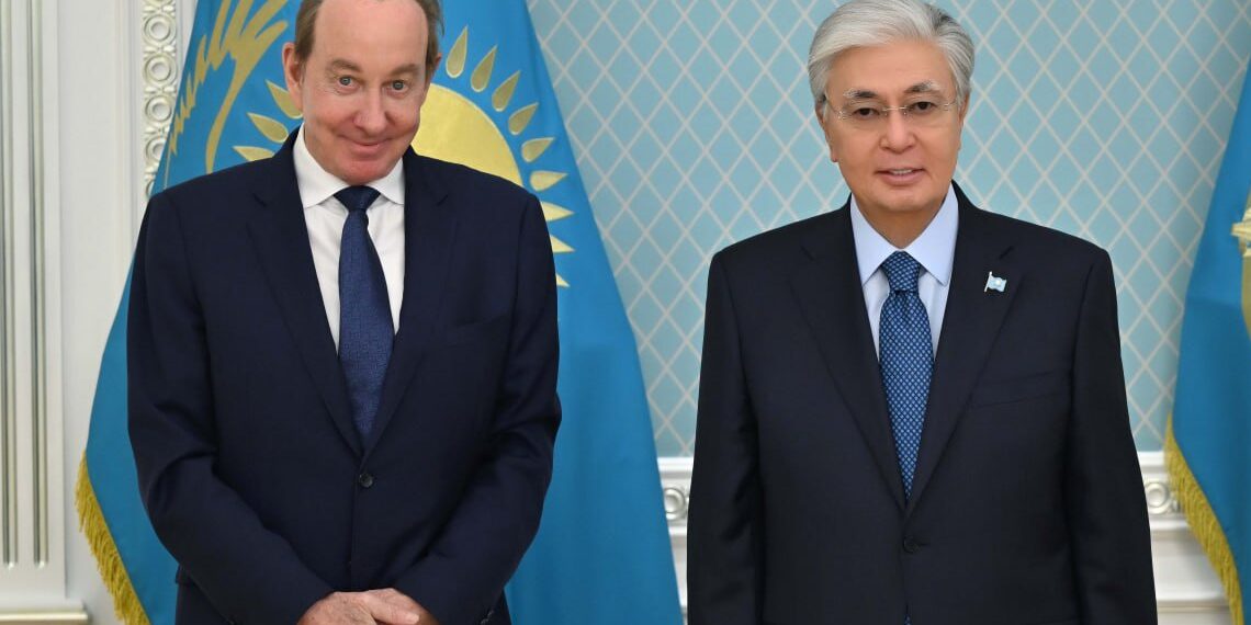 Казахстанский лидер провел встречу с главным исполнительным директором авиакомпании Air Astana