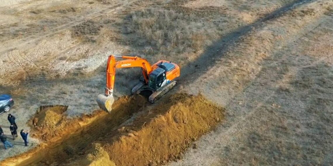 В Жамбылской области ведутся работы по восстановлению канала для обеспечения водой домашних хозяйств Таласского района