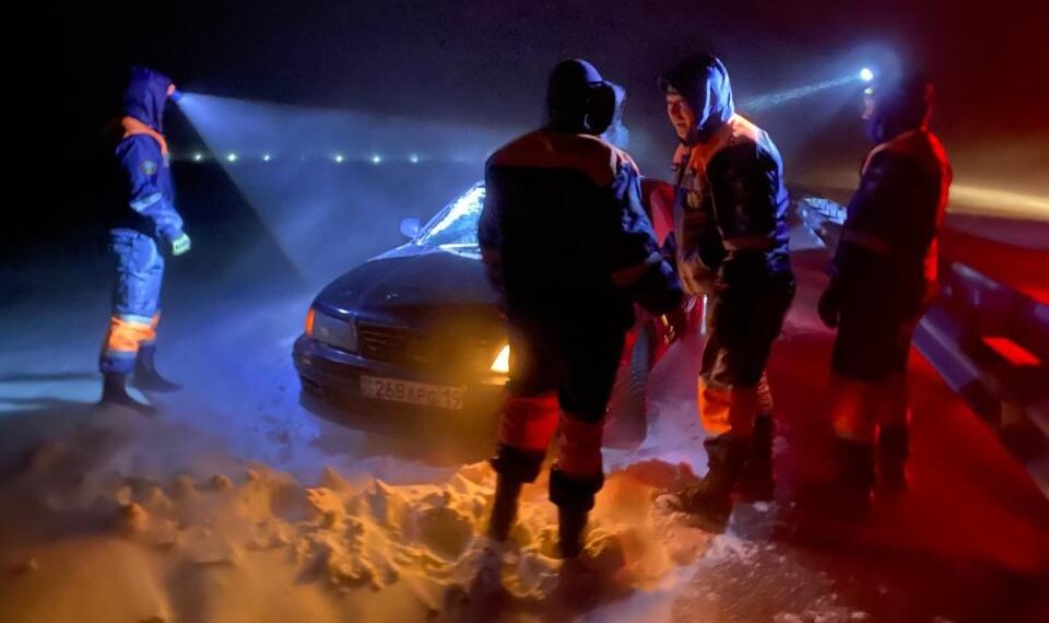 За прошедшие выходные спасатели МЧС спасли и эвакуировали из снежных заносов 126 человек