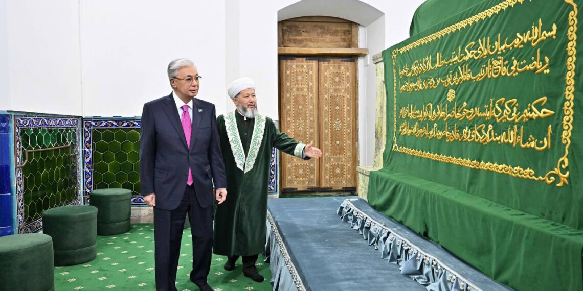 Касым-Жомарт Токаев посетил мавзолей Ходжи Ахмеда Яссауи