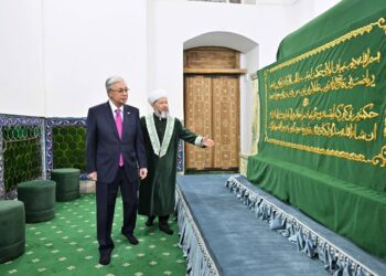 Касым-Жомарт Токаев посетил мавзолей Ходжи Ахмеда Яссауи