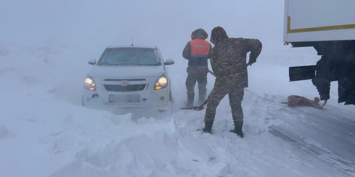 За минувшие сутки из снежных заносов спасено и эвакуировано 760 человек