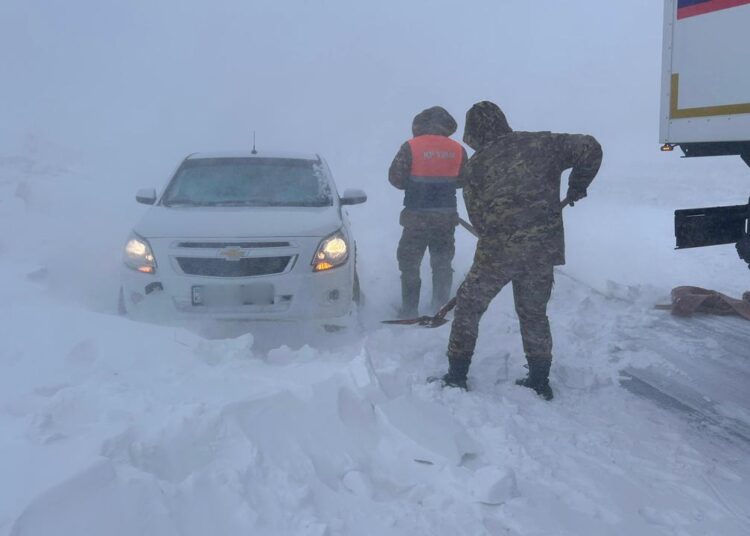 За минувшие сутки из снежных заносов спасено и эвакуировано 760 человек