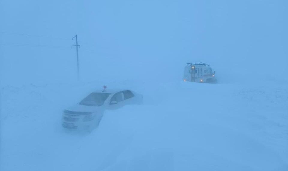Сотрудники МЧС спасли и эвакуировали из снежных заносов порядка 300 человек