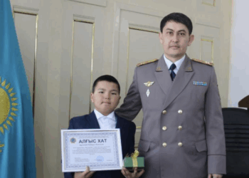 В МЧС наградили мальчика, спасшего братьев из горящего дома