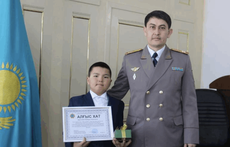 В МЧС наградили мальчика, спасшего братьев из горящего дома