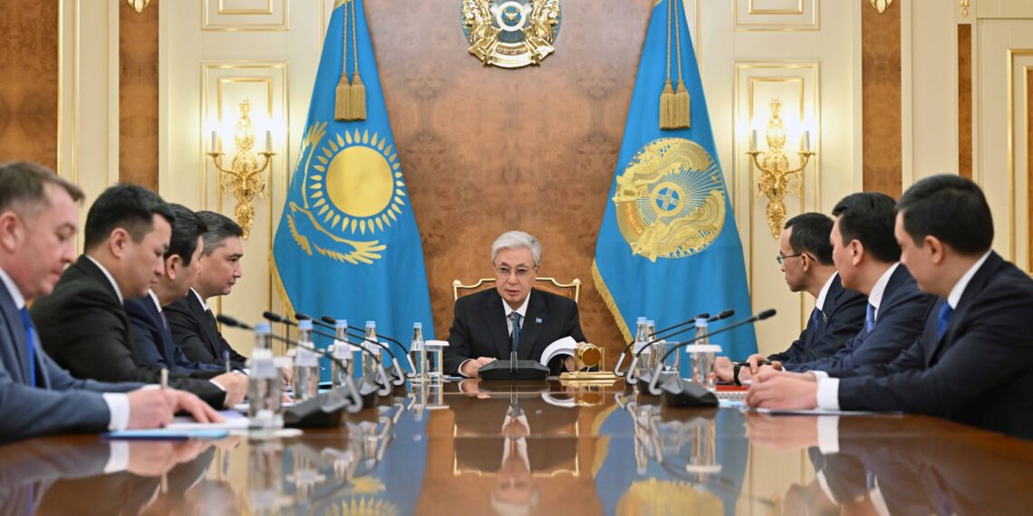 Глава государства провел рабочее совещание по вопросу реализации новой Конституции