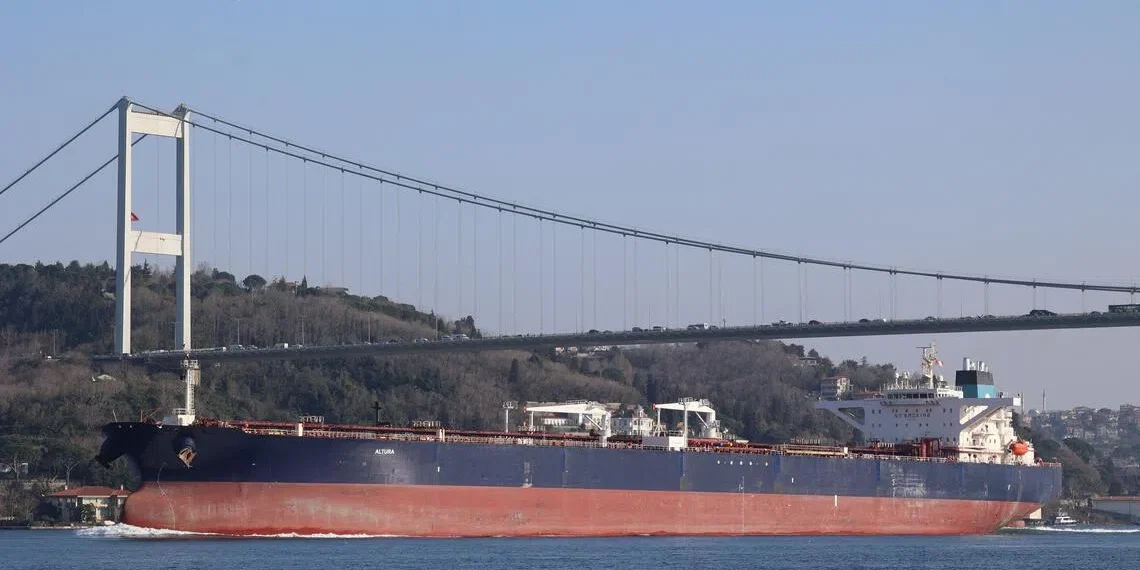 Турецкий танкер со 140 тысячами тонн нефти был атакован в Черном море