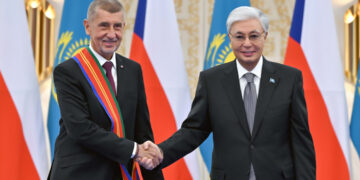 Президент Казахстана наградил премьер-министра Чехии орденом «Достық» І степени